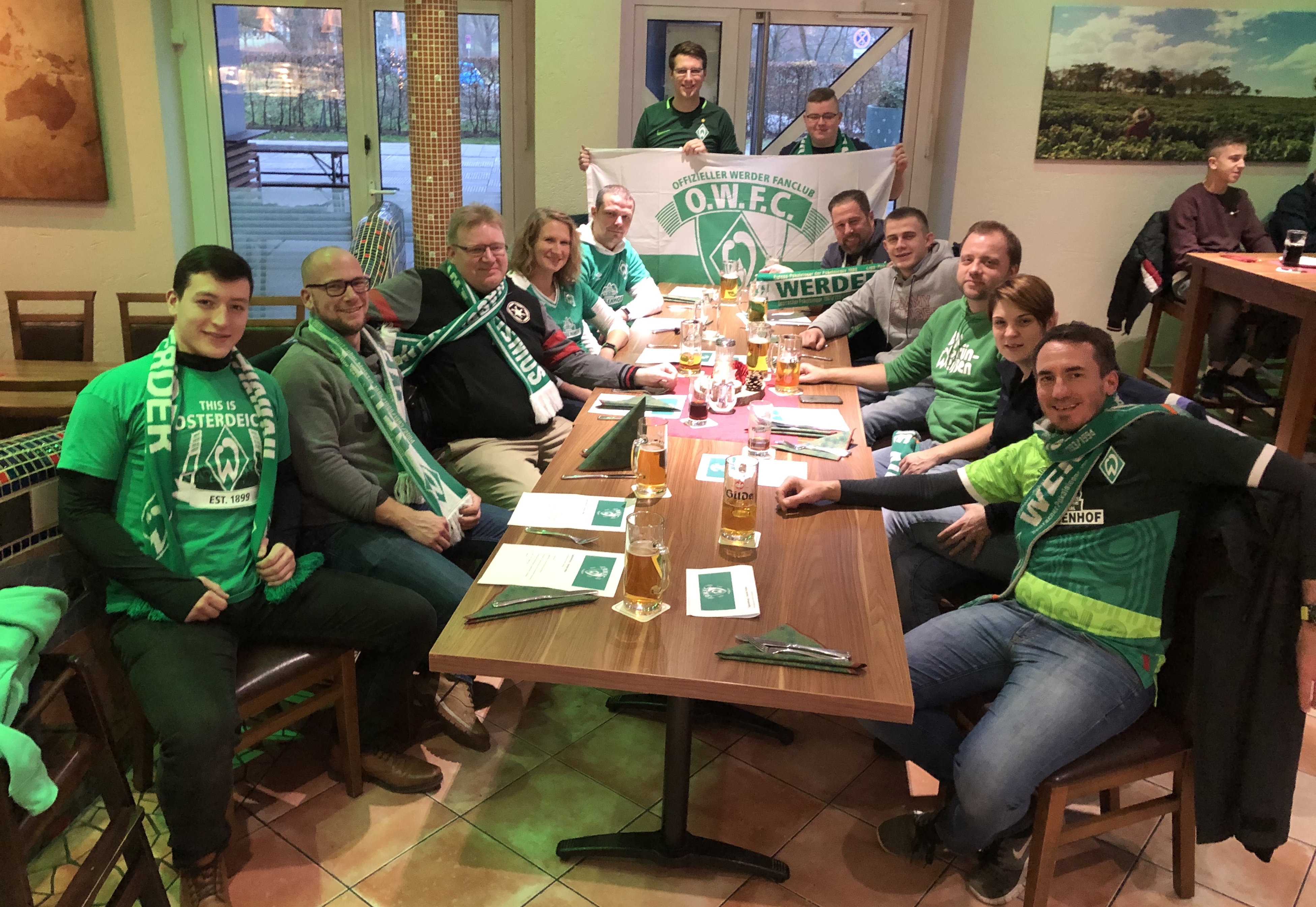 Erstes Fanclub-Treffen im Kolumbianischen Pavillon in Wolfsburg vor dem Auswärtsspiel gegen den VfL Wolfsburg